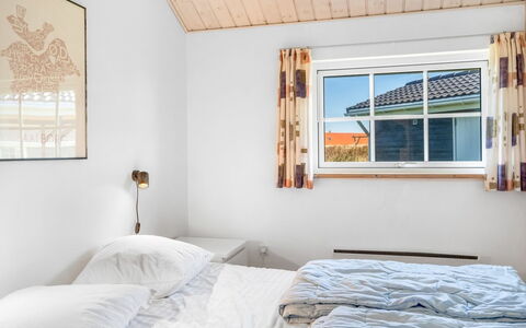 Winona - 600M from the Sea: Madera, Casa, Habitación, Puerta, Cabaña, Techo, Cama, La Luz Del Día, Ventana De Guillotina, Lecho