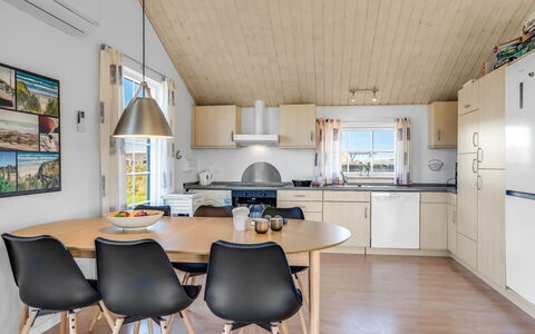 Winona - 600M from the Sea: Madera, Diseño De Interiores, Techo, Cocina Y Comedor Mesa, Casa, Mueble, Silla, Sala, Comedor, Suelos De Madera