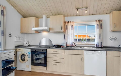 Winona - 600M from the Sea: Madera, Piso, Suelo, Diseño De Interiores, Techo, Cocina, Mueble, Lavabo, Mostrador, Arreglo De Tubería