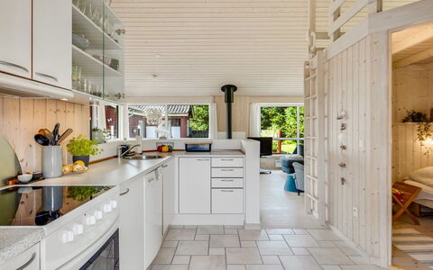 Ani - 700M from the Sea: Diseño De Interiores, Piso, Madera, Cocina, Techo, Mueble, Suelo, Mostrador, Lámpara, Habitación