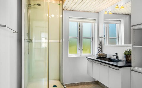 Ani - 700M from the Sea: Arreglo De Tubería, Baño, Diseño De Interiores, Piso, Plomería, Suelo, Ducha, Puerta De La Ducha, Puerta, Grifo