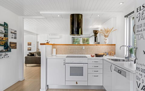 Josina - 1.3Km from the Sea: Aparato De Cocina, Cocina, Mostrador, Piso, Diseño De Interiores, Electrodoméstico, Madera, Electrodoméstico, Gabinetes, Suelo