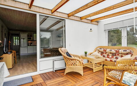Gisella - 900M from the Sea: Madera, Piso, Suelo, Diseño De Interiores, Mueble, Casa, Techo, Suelos De Madera, Puerta, Porche