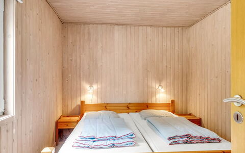 Gisella - 900M from the Sea: Suelo, Piso, Diseño De Interiores, Pared, Habitación, Madera, Cama, Techo, Habitación, Mueble