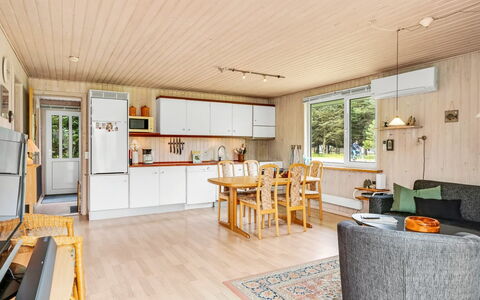Gisella - 900M from the Sea: Madera, Techo, Casa, Mueble, Suelo, Cabaña, Habitación, Madera Dura, Manchas De Madera, Sala