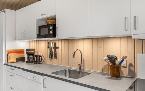Gisella - 900M from the Sea: Cocina, Mostrador, Madera, Piso, Aparato De Cocina, Diseño De Interiores, Gabinetes, Lavabo, Electrodoméstico, Suelo