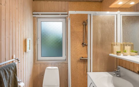 Gisella - 900M from the Sea: Madera, Arreglo De Tubería, Piso, Suelo, Diseño De Interiores, Baño, Plomería, Baño, Lavabo, Asiento Del Baño
