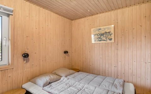 Gisella - 900M from the Sea: Pared, Habitación, Piso, Madera, Suelo, Cama, Diseño De Interiores, Techo, Sábana, Habitación