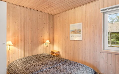 Gisella - 900M from the Sea: Habitación, Diseño De Interiores, Madera, Cama, Piso, Suelo, Techo, Sábana, Habitación, Lecho