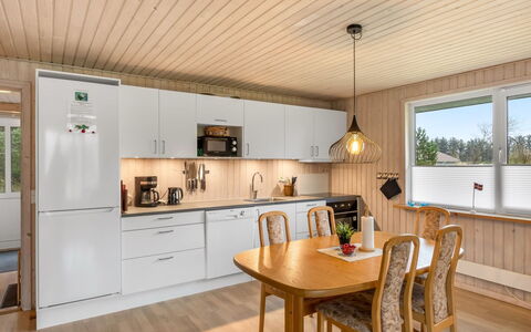 Gisella - 900M from the Sea: Mueble, Madera, Cocina, Piso, Diseño De Interiores, Mostrador, Techo, Suelo, Suelos De Madera, Aparato De Cocina