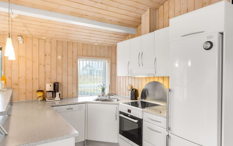 Dagmar - 500M from the Sea: Madera, Cocina, Aparato De Cocina, Mostrador, Diseño De Interiores, Casa, Piso, Techo, Electrodoméstico, Suelo