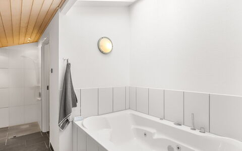 Dagmar - 500M from the Sea: Diseño De Interiores, Pared, Piso, Techo, Arreglo De Tubería, Suelo, Baño, Encendiendo, Bañera, Plomería
