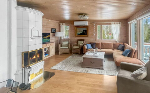 Villa Sirpia: Mueble, Madera, Diseño De Interiores, Sofá, Techo, Sala, Casa, Piso, Habitación, Suelo