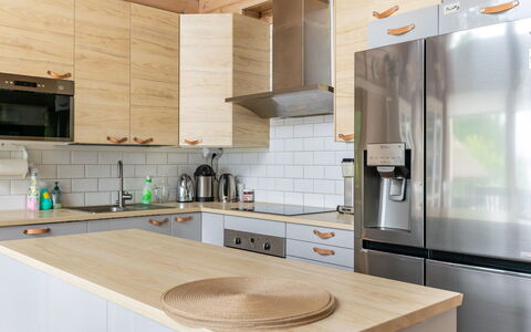 Villa Sirpia: Mueble, Cocina, Mostrador, Aparato De Cocina, Gabinetes, Piso, Diseño De Interiores, Madera, Electrodoméstico, Electrodoméstico
