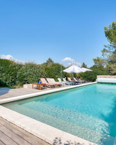 Villa Montagne: Agua, Cielo, Propiedad, Planta, Piscina, Azur, Árbol, Cuerpo De Agua, Hierba, Ocio