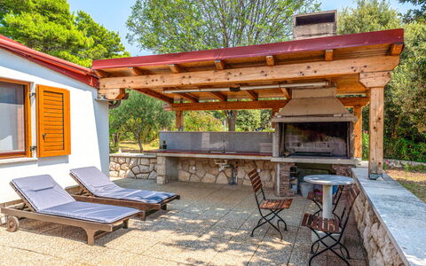 Dundo House: Madera, Mueble, Mueble Para Exteriores, Manchas De Madera, Silla, Sombra, Mesa Al Aire Libre, Estructura Al Aire Libre, Jardín, Patio