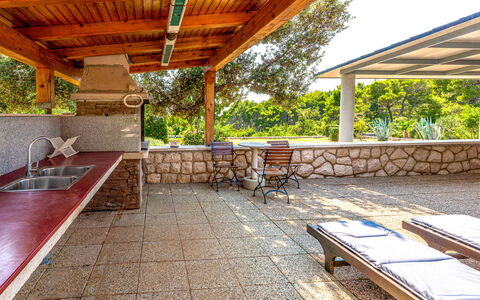 Dundo House: Piso, Mueble, Suelo, Sombra, Mueble Para Exteriores, Recurso, Silla, Manchas De Madera, Jardín, Piscina