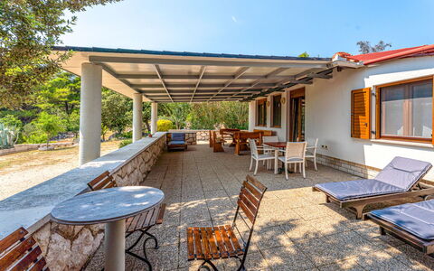 Dundo House: Casa, Techo, Cabaña, Sombra, Porche, Inmuebles, Manchas De Madera, Casa De Campo, Madera Dura, Yarda