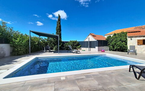 Nancy: Azul, Piscina, Material Compuesto, Mueble Para Exteriores, Recurso, Sombra, Loseta, Fuente De Agua, Eco Hotel, Losa