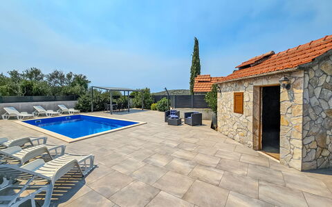 Nancy: Cielo, Propiedad, Mueble, Mesa, Azur, Silla, Edificio, Ventana, Sombra, Arquitectura