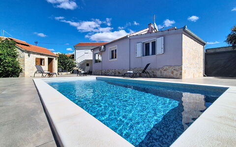 Nancy: Azul, Piscina, Barrio Residencial, Material Compuesto, Inmuebles, Hormigón, Recurso, Fuente De Agua, Villa, Hotel