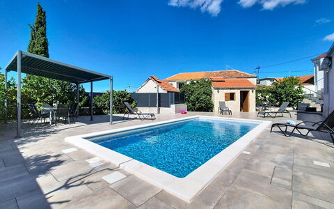 Nancy: Azul, Piscina, Material Compuesto, Recurso, Sombra, Mueble Para Exteriores, Fuente De Agua, Eco Hotel, Losa, Loseta