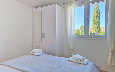 Nancy: Departamento, Cama, Habitación, Cubiertas De Ventanas, Lecho, Tratamiento De La Ventana, Almohada, Cortina, Marco De La Cama, Sábana