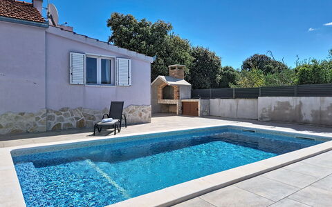 Nancy: Azul, Piscina, Barrio Residencial, Material Compuesto, Hormigón, Fuente De Agua, Inmuebles, Recurso, Villa, Losa