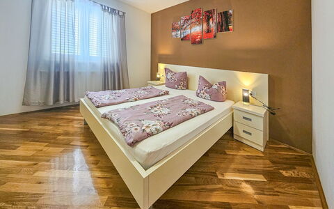 Maja: Diseño De Interiores, Cama, Suelo, Mueble, Piso, Habitación, Habitación, Madera, Techo, Sábana