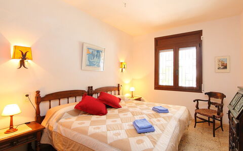 Falconera: Habitación, Habitación, Mueble, Cama, Propiedad, Sábana, Diseño De Interiores, Marco De La Cama, Edificio, Casa