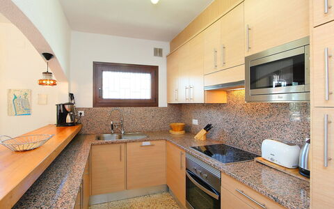 Falconera: Propiedad, Habitación, Mostrador, Gabinetes, Mueble, Bienes Raíces, Cocina, Diseño De Interiores, Lavabo, Edificio