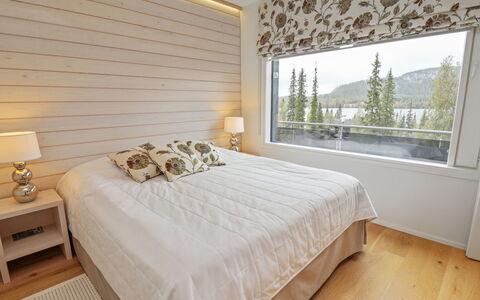 Holy Lake Chalet a: Diseño De Interiores, Madera, Mueble, Piso, Techo, Textil, Suelo, Encendiendo, Cama, Habitación