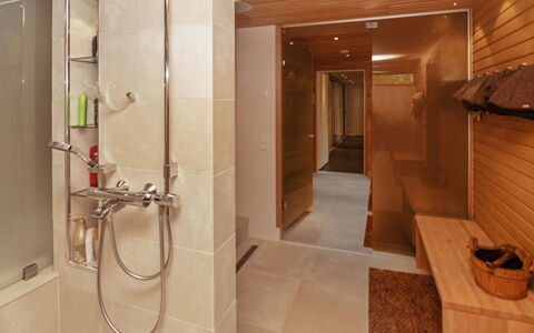Holy Lake Chalet a: Piso, Suelo, Madera, Diseño De Interiores, Arreglo De Tubería, Baño, Techo, Plomería, Encendiendo, Habitación