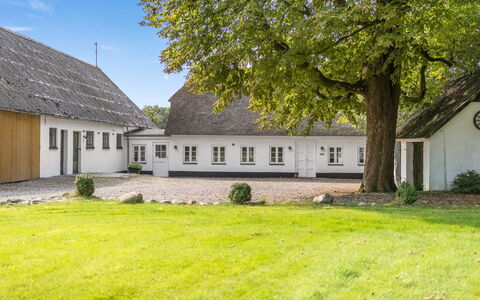 Vinni - 25Km from the Sea: Madera, Techo, Casa, Casa, Arquitectura, Vía Muerta, El Terreno Del Lote, Cabaña, Cobertizo, Edificios Del Jardín