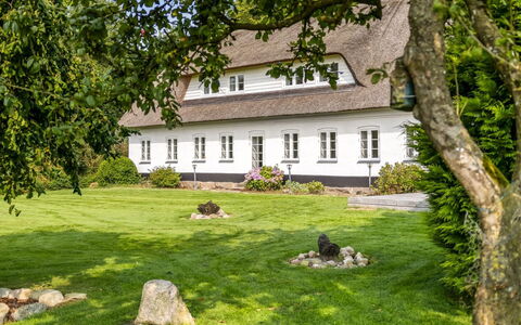 Vinni - 25Km from the Sea: Madera, Techo, Casa, Casa, Arquitectura, Vía Muerta, El Terreno Del Lote, Cabaña, Cobertizo, Edificios Del Jardín