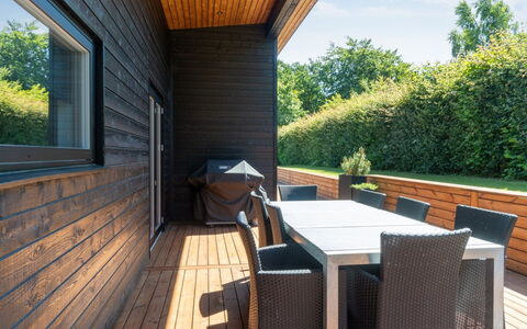 Thorkjell - 350M from the Sea: Madera, Casa, Porche, Cubierta, Madera Dura, Techo, Manchas De Madera, Suelos De Madera, Eco Hotel