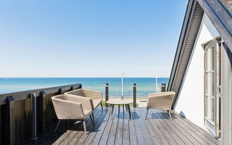 Susan - 20M from the Sea: Madera, Techo, Arquitectura, Casa, Casa, Cabaña, Vía Muerta, Madera Dura, Pendiente, Inmuebles