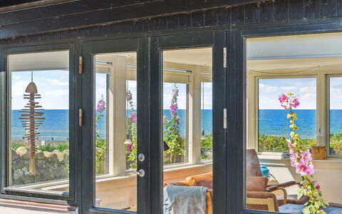 Susan - 20M from the Sea: Madera, Techo, Arquitectura, Casa, Casa, Cabaña, Vía Muerta, Madera Dura, Pendiente, Inmuebles