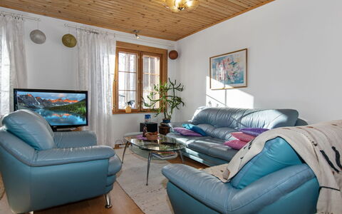 Tuohiniemi: Mueble, Diseño De Interiores, Sofá, Sala, Madera, Techo, Habitación, Mesa, Piso, Suelo