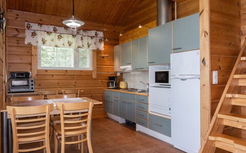 Mansikkaranta 3, Osittain Esteetön: Madera, Piso, Techo, Diseño De Interiores, Suelo, Cocina, Mostrador, Manchas De Madera, Lavabo, Arreglo De Tubería