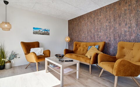 Yari - 50M from the Sea: Mueble, Piso, Diseño De Interiores, Pared, Suelo, Madera, Silla, Suelos De Madera, Habitación, Sala