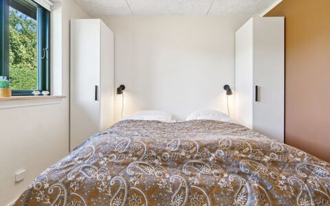 Yari - 50M from the Sea: Cama, Habitación, Diseño De Interiores, Pared, Piso, Madera, Sábana, Techo, Lecho, Suelo