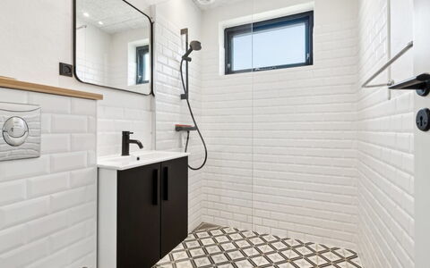 Yari - 50M from the Sea: Pared, Piso, Diseño De Interiores, Suelo, Arreglo De Tubería, Loseta, Habitación, Baño, Plomería, Grifo
