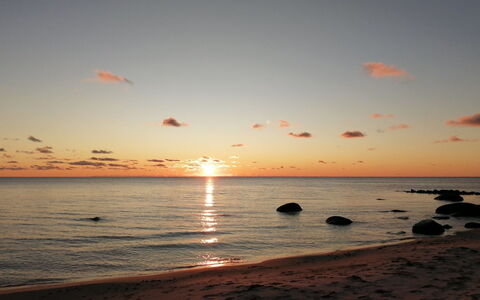 Yari - 50M from the Sea: Cielo, Horizonte, Agua, Los Recursos Hídricos, Cuerpo De Agua, Playa, Puesta De Sol, Resplandor Crepuscular, Nube, Naranja