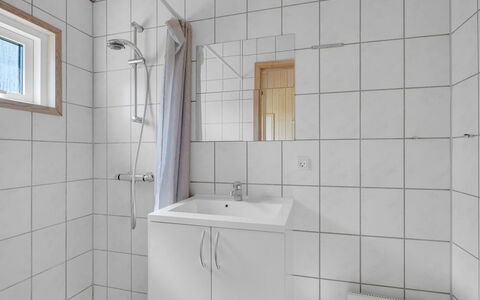 Alvina - 45M from the Sea: Pared, Piso, Arreglo De Tubería, Suelo, Lavabo, Baño, Lavabo Del Baño, Diseño De Interiores, Grifo, Plomería