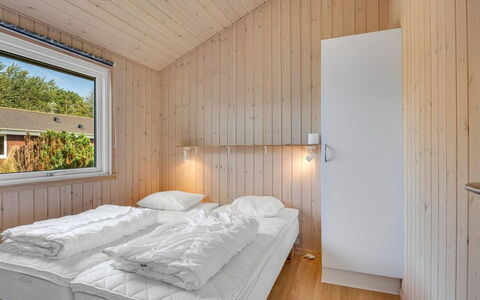 Alvina - 45M from the Sea: Madera, Habitación, Techo, Cama, Lecho, Sábana, Marco De La Cama, Manchas De Madera, Madera Dura, Tablón