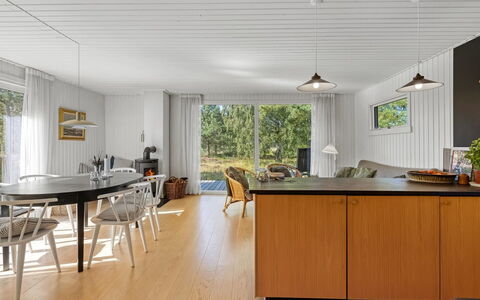 Dagny - 520M from the Sea: Piso, Madera, Suelos De Madera, Diseño De Interiores, Suelo, Mueble, Suelo Laminado, Techo, Madera Dura, Cocina Y Comedor Mesa