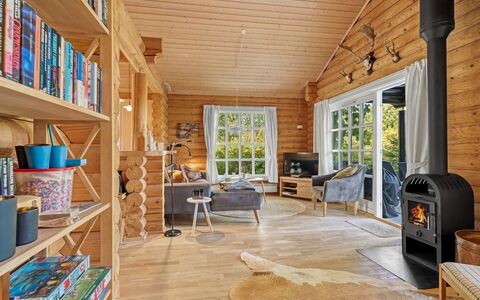 Sigga - 1.6Km from the Sea: Madera, Techo, Arquitectura, Casa, Casa, Cabaña, Vía Muerta, Madera Dura, Pendiente, Inmuebles
