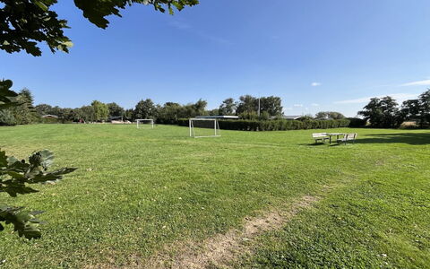 Christian - 600M from the Sea: Cielo, Azul, Tiempo De Día, Árbol, Hierba, Pradera, Llanura, Arbusto, El Terreno Del Lote, Césped