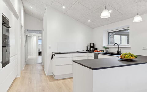 Christian - 600M from the Sea: Piso, Diseño De Interiores, Techo, Madera, Suelo, Cocina, Lámpara, Mostrador, Suelos De Madera, Habitación